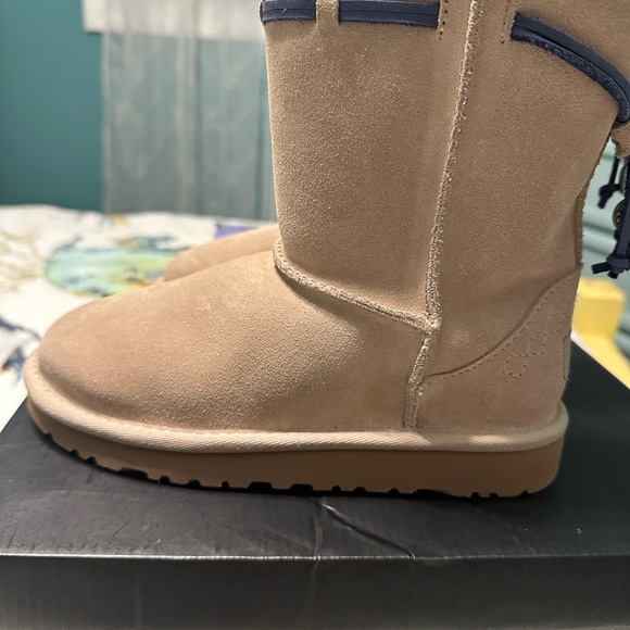 Size 2 child’s Ugg - Picture 4 of 7